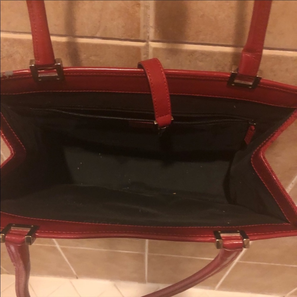Beautiful Gucci Red - Picture 9 of 9